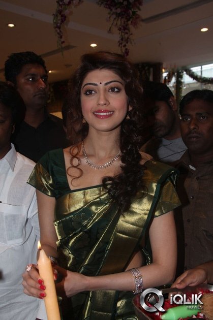 Pranitha-Launches-RS-Brothers-Showroom
